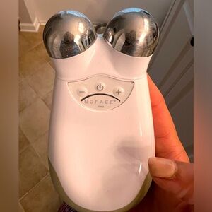 Trinity started microcurrent device